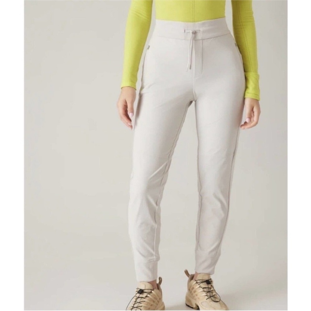 Athleta Headlands Hybrid Trek Jogger in Birch Gray
Size 4